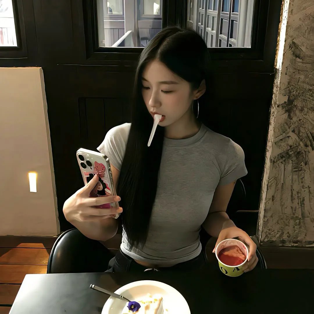 蓝色嘴巴的脸